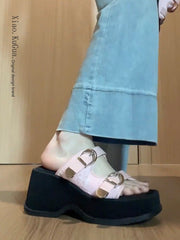 Sandalias con tacón de cuña y tiras con hebilla