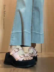 Sandalias con tacón de cuña y tiras con hebilla