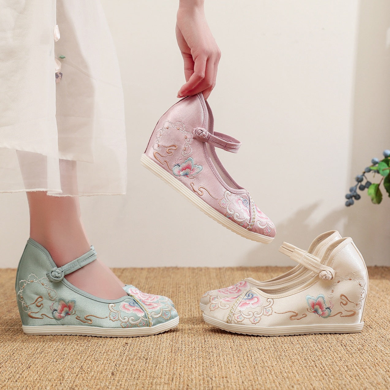 Women's Han Chinese Clothing High Embroidered Ancient Canvas Shoes Newgew