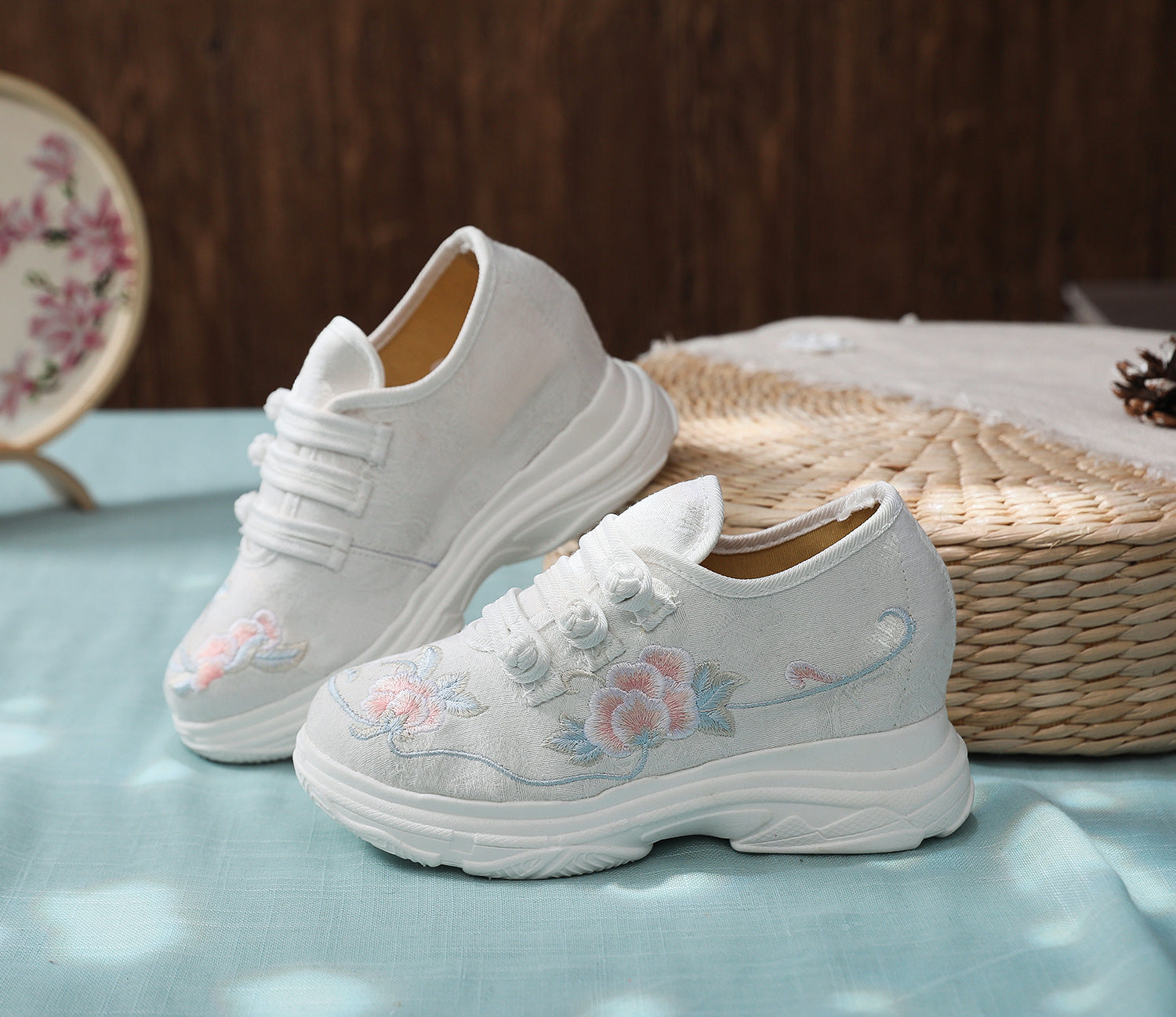 Charming Comfortable Embroidered Old Beijing Cloth Canvas Shoes Newgew