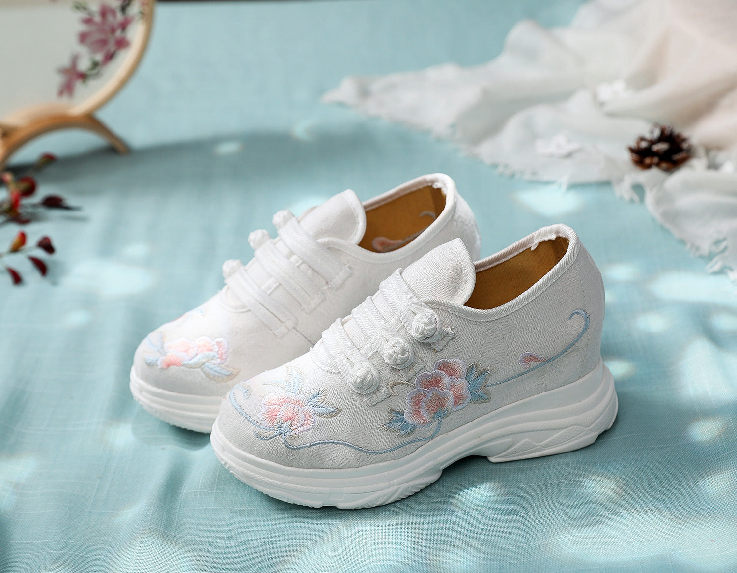 Charming Comfortable Embroidered Old Beijing Cloth Canvas Shoes Newgew