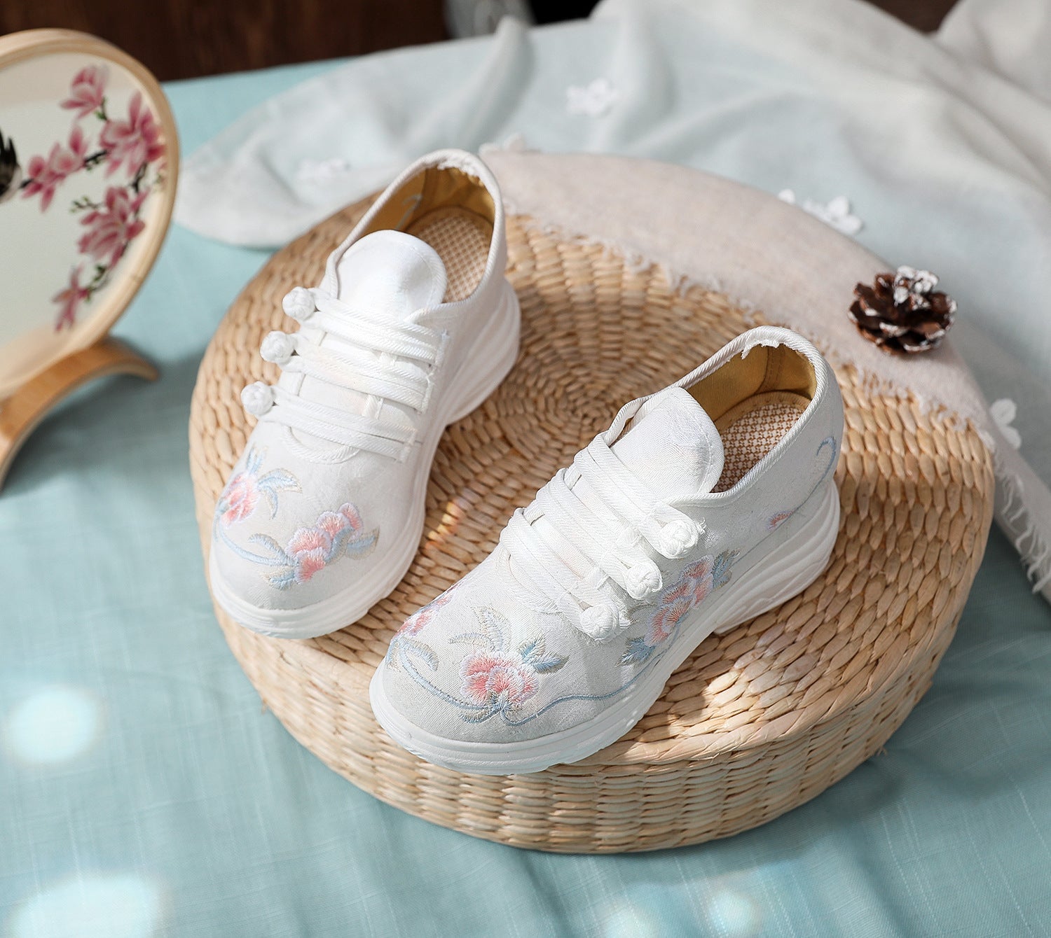 Charming Comfortable Embroidered Old Beijing Cloth Canvas Shoes Newgew