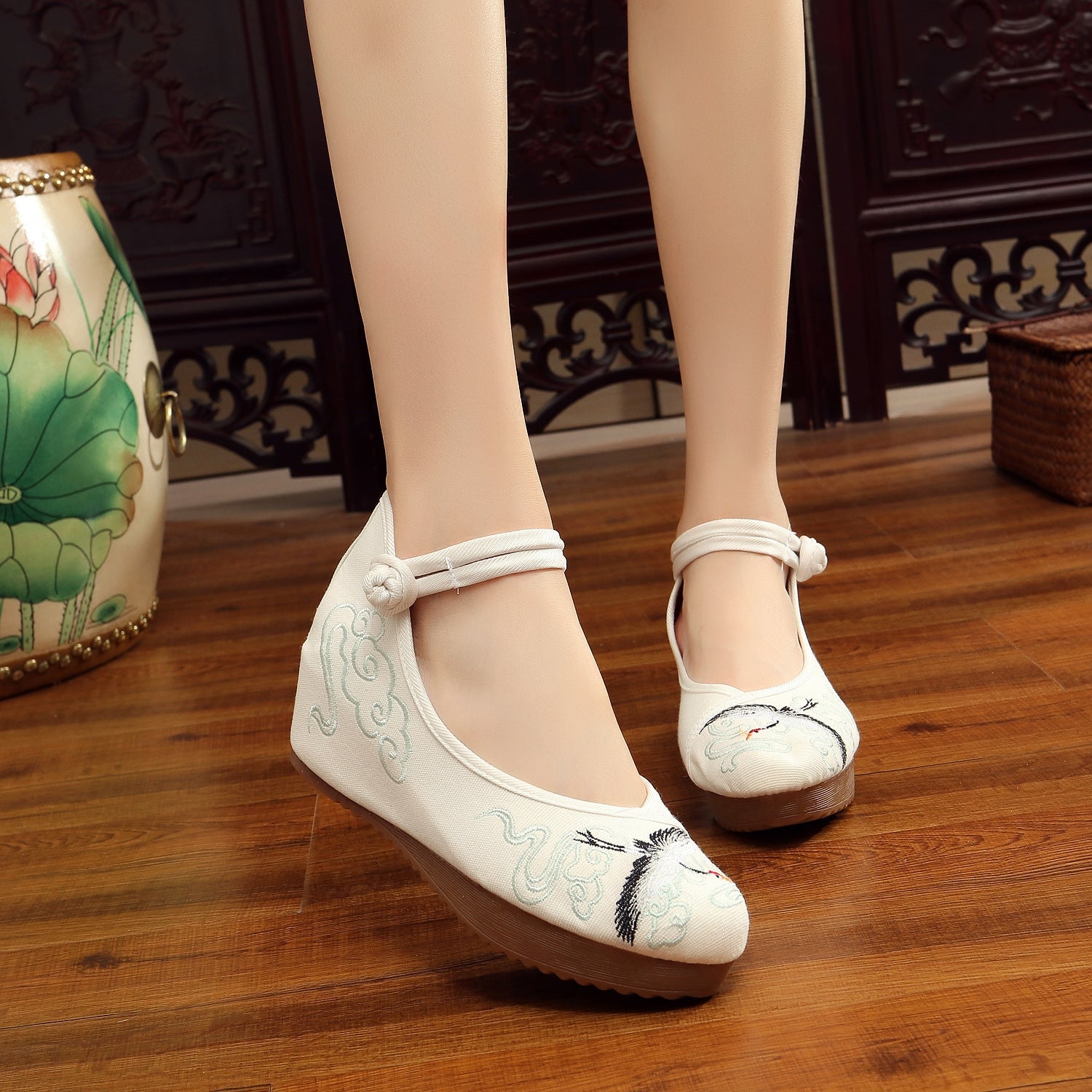 Women's Di Traditional Embroidered Ethnic Style Canvas Shoes Newgew