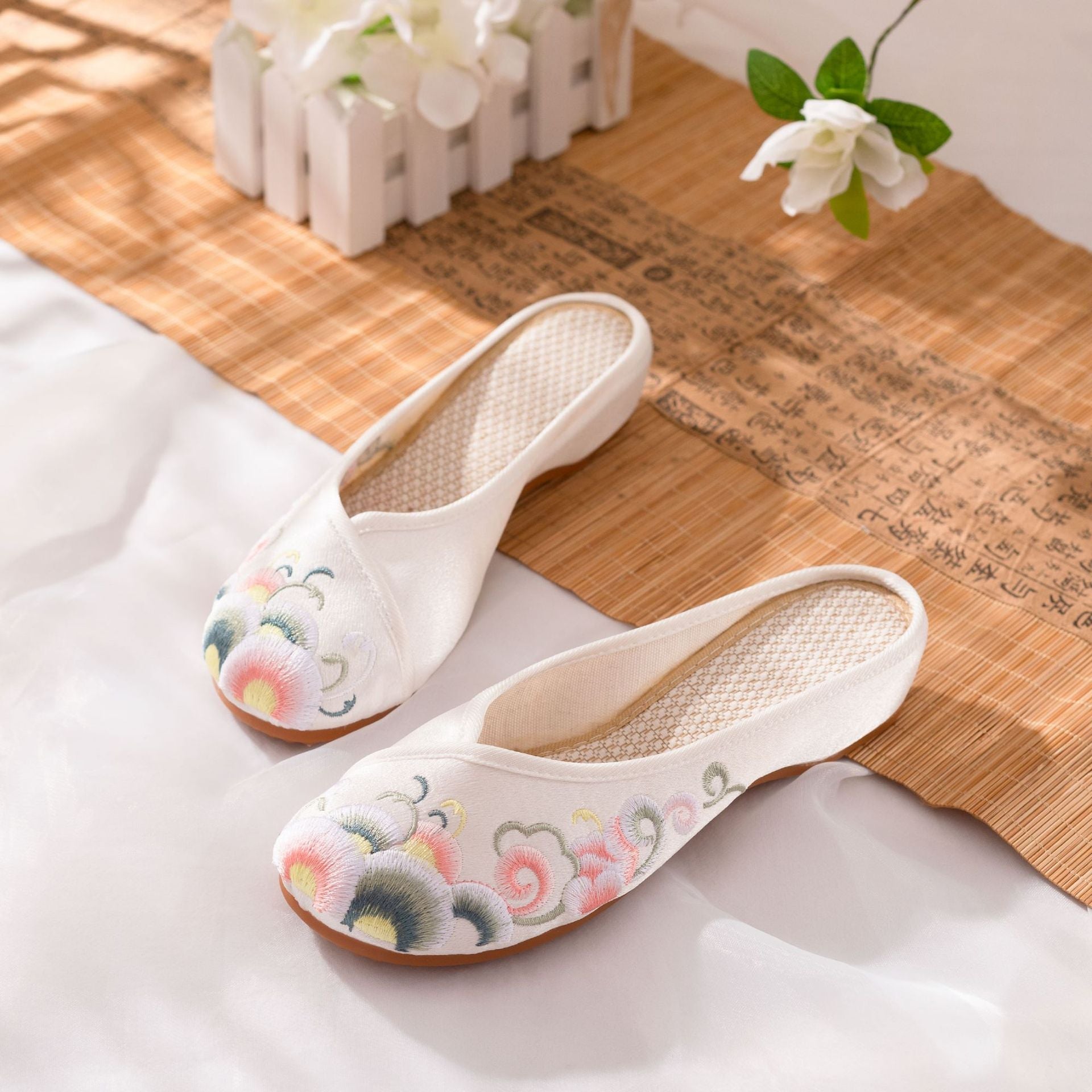 Women's Smooth Elegant Soft Bottom Embroidered Cloth Canvas Shoes Newgew