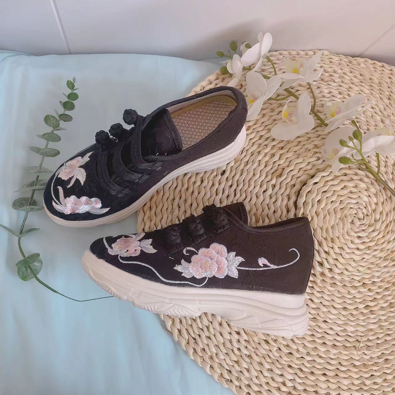 Charming Comfortable Embroidered Old Beijing Cloth Canvas Shoes Newgew