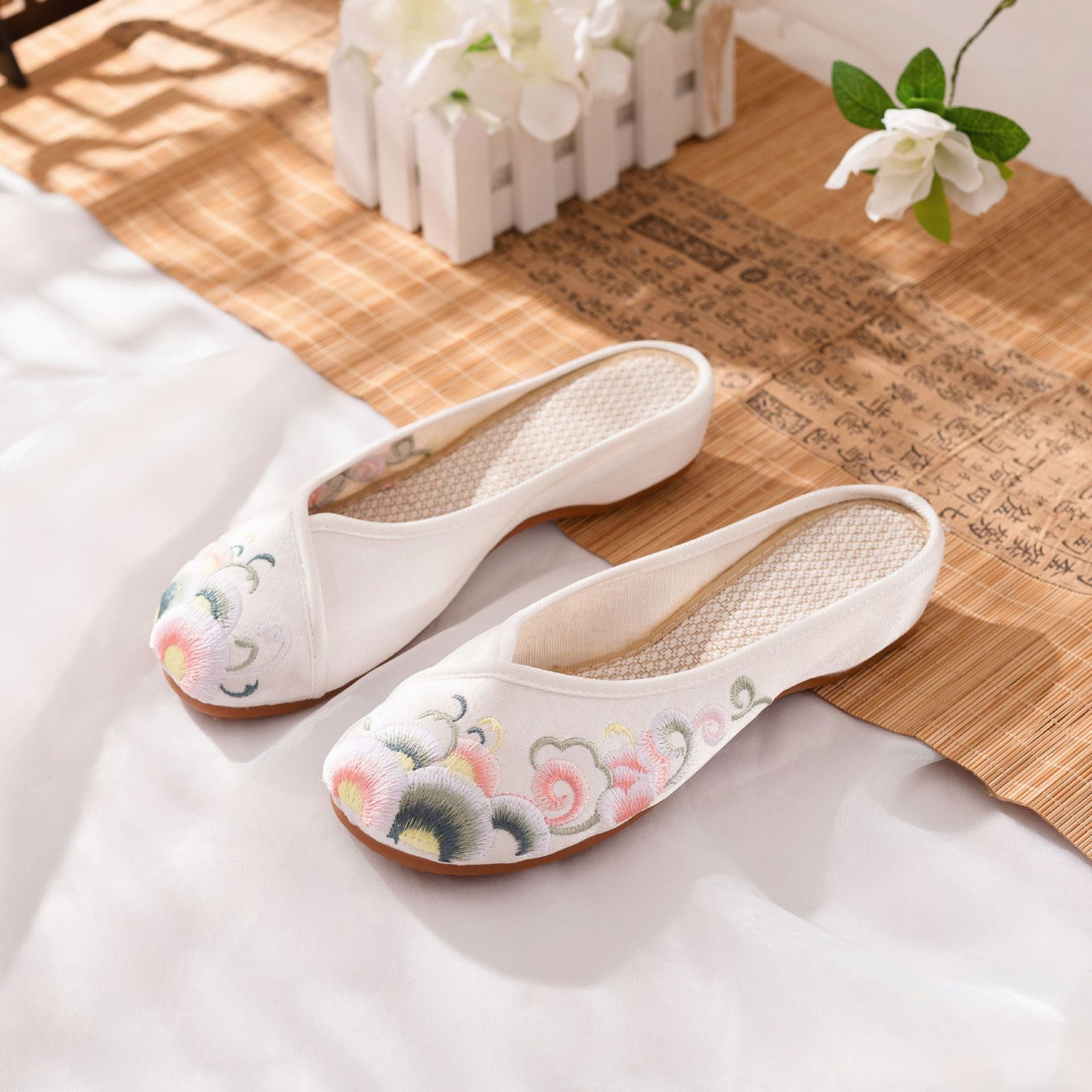 Women's Smooth Elegant Soft Bottom Embroidered Cloth Canvas Shoes Newgew