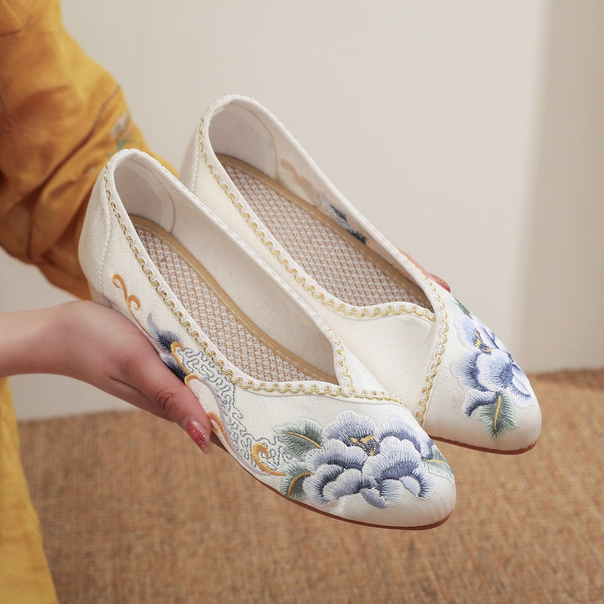 Women's Antique Pointed Old Beijing Mid Cloth Heels Newgew