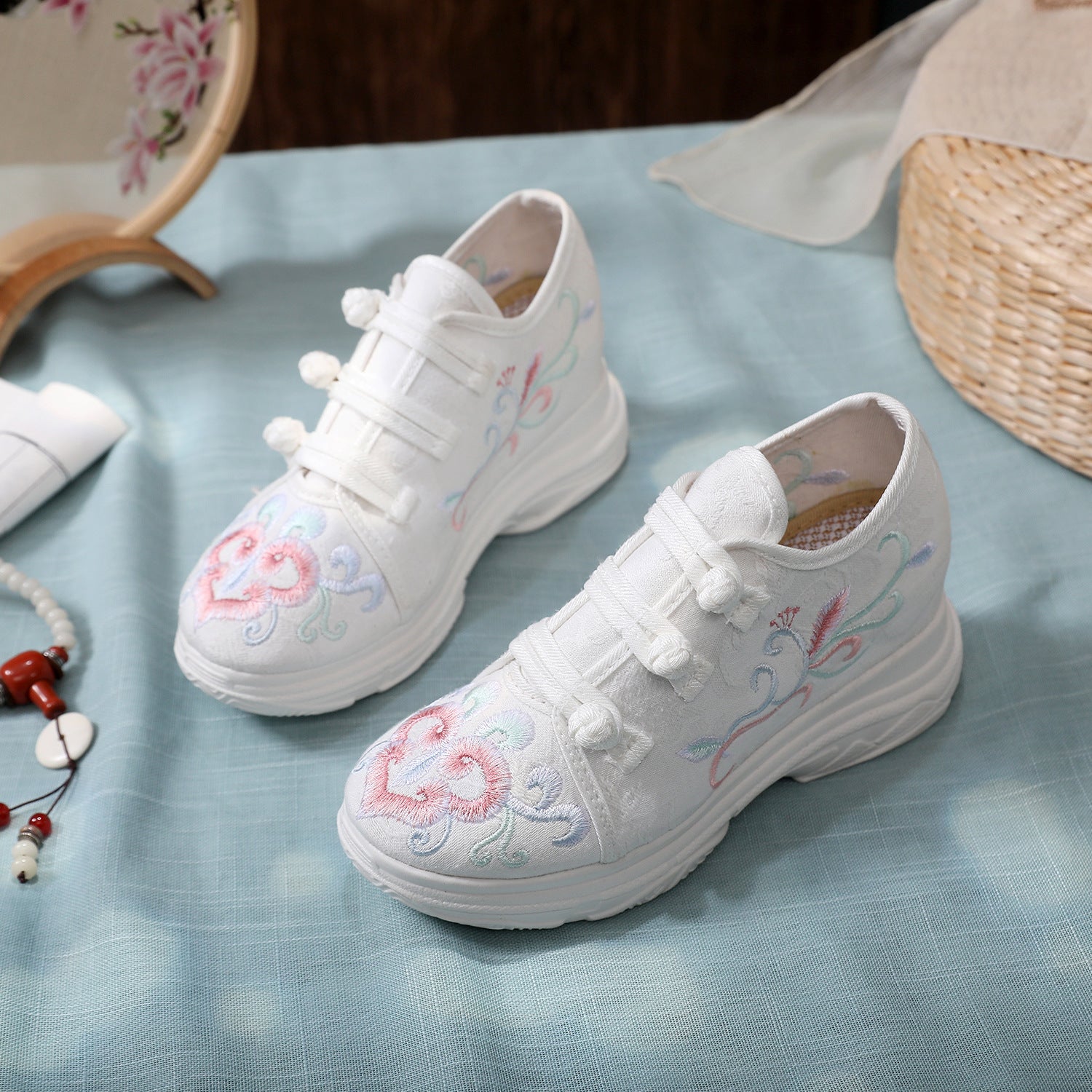 Charming Embroidered Old Beijing Cloth Thick Canvas Shoes Newgew