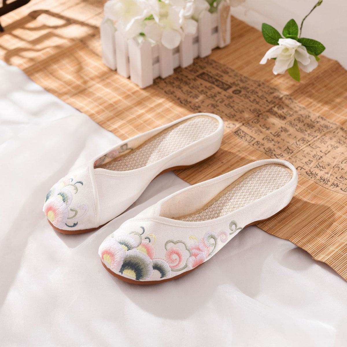 Women's Smooth Elegant Soft Bottom Embroidered Cloth Canvas Shoes Newgew