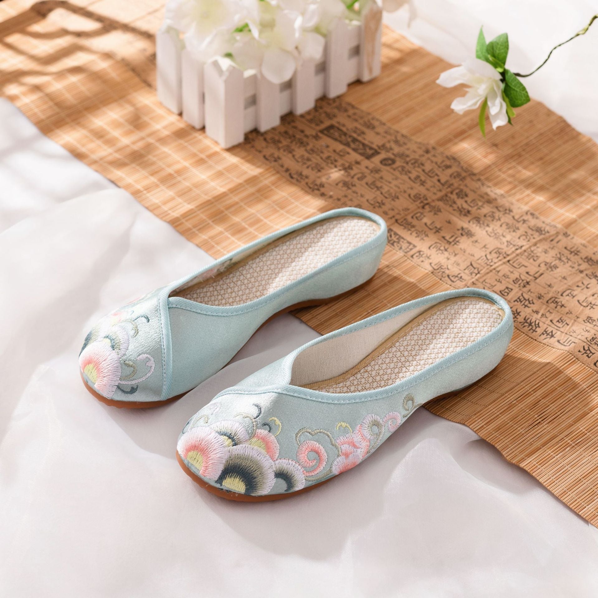 Women's Smooth Elegant Soft Bottom Embroidered Cloth Canvas Shoes Newgew