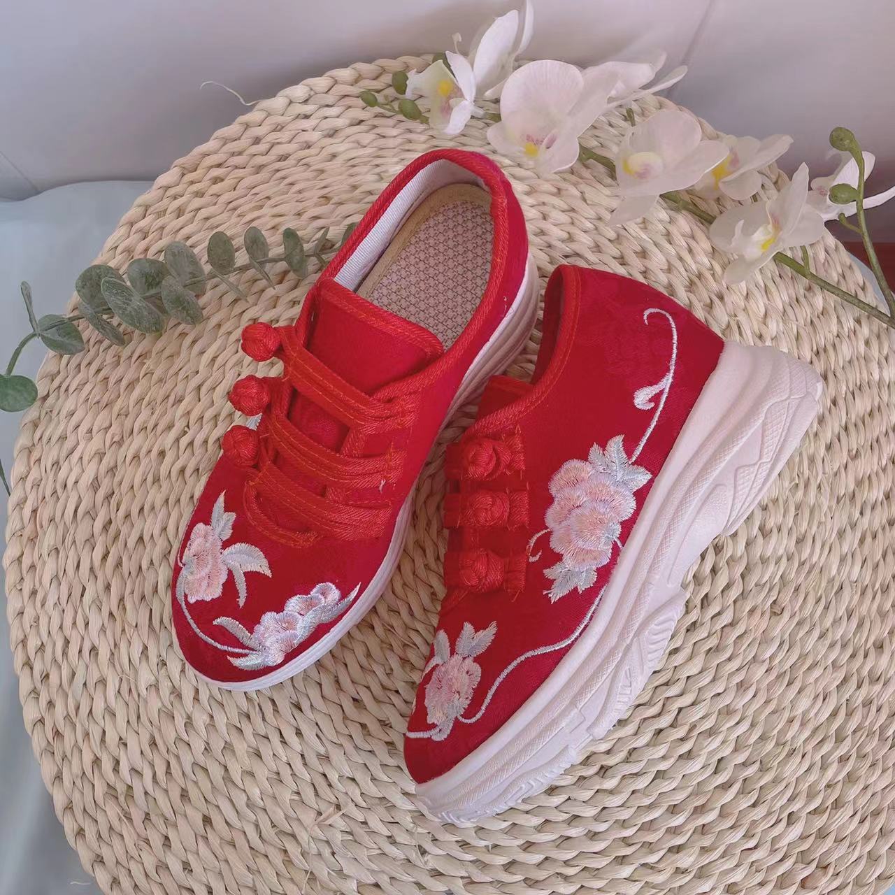 Charming Comfortable Embroidered Old Beijing Cloth Canvas Shoes Newgew