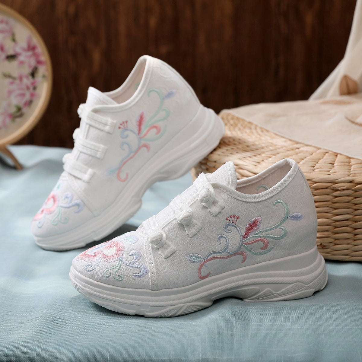 Charming Embroidered Old Beijing Cloth Thick Canvas Shoes Newgew