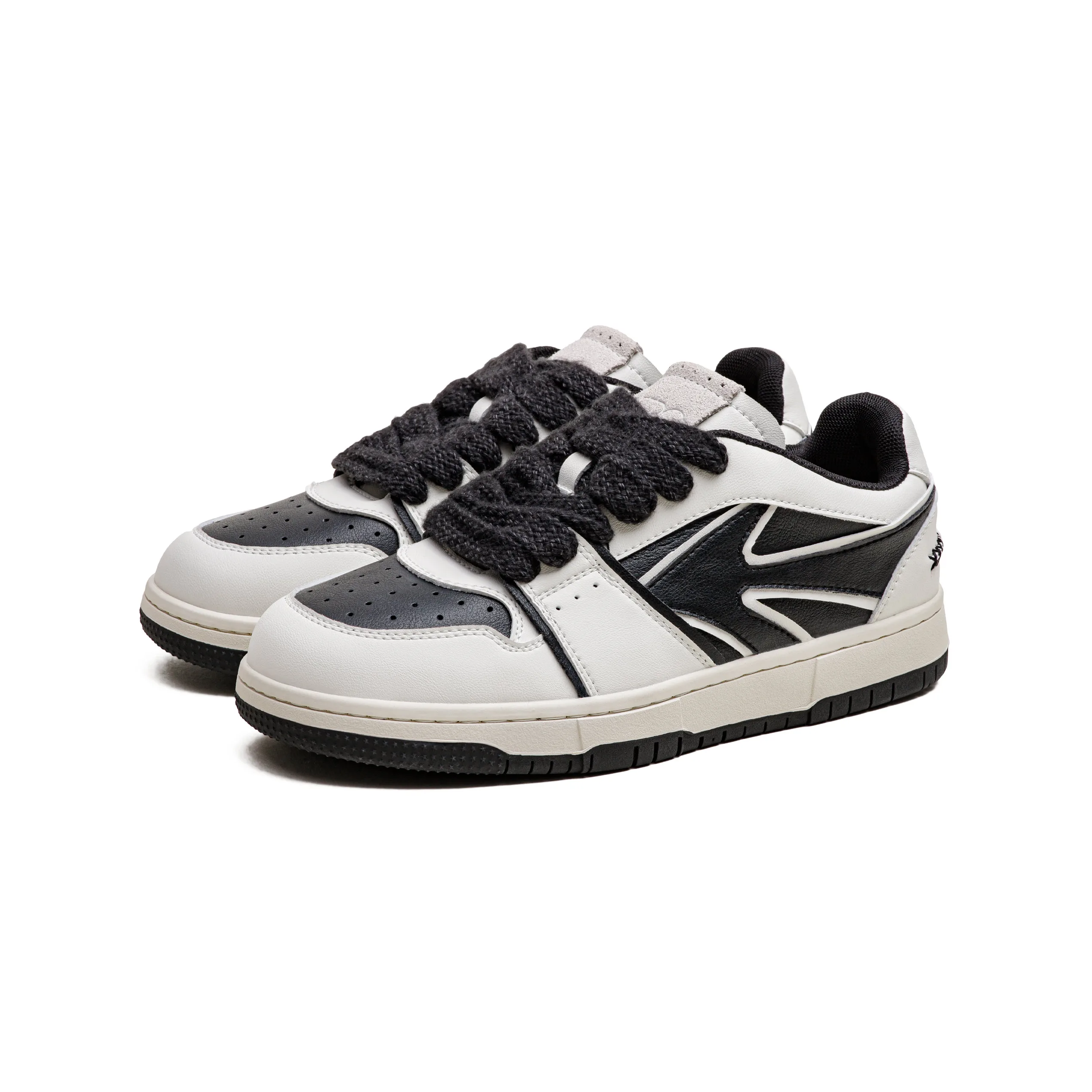 Retro Skate Sneakers - Black/White Newgew